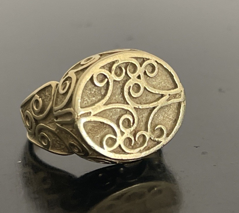 18K SOLID YELLOW GOLD SIGNET RING SCROLL DESIGN S… - image 1
