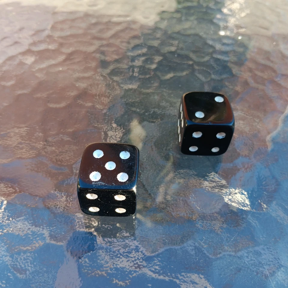 Dados cuadrados vintage de baquelita negra jumbo de 1 pulgada con pepitas blancas, MUY RAROS Foto 3 de 3