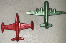 2 Vintage Military Air Force Red & Green Plastic USAF Air Plane Airplanes
