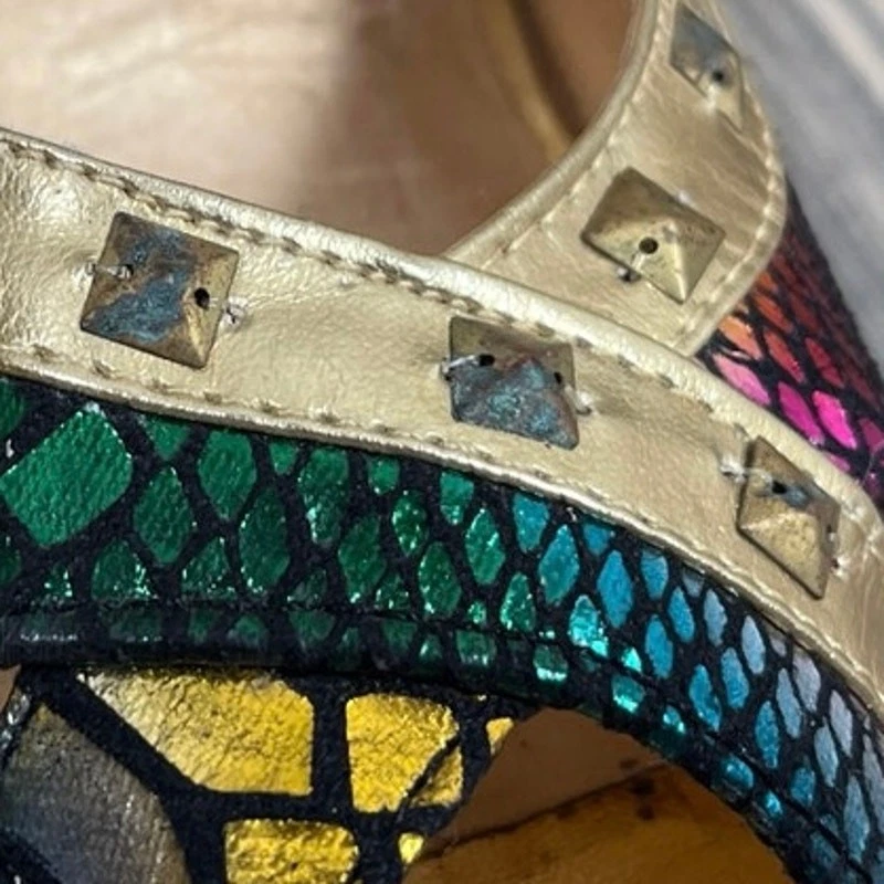 Tacones de aguja Wild Rose dorados tachonados arco iris estampado de serpiente punta abierta para mujer talla 6,5 Foto 3 de 4