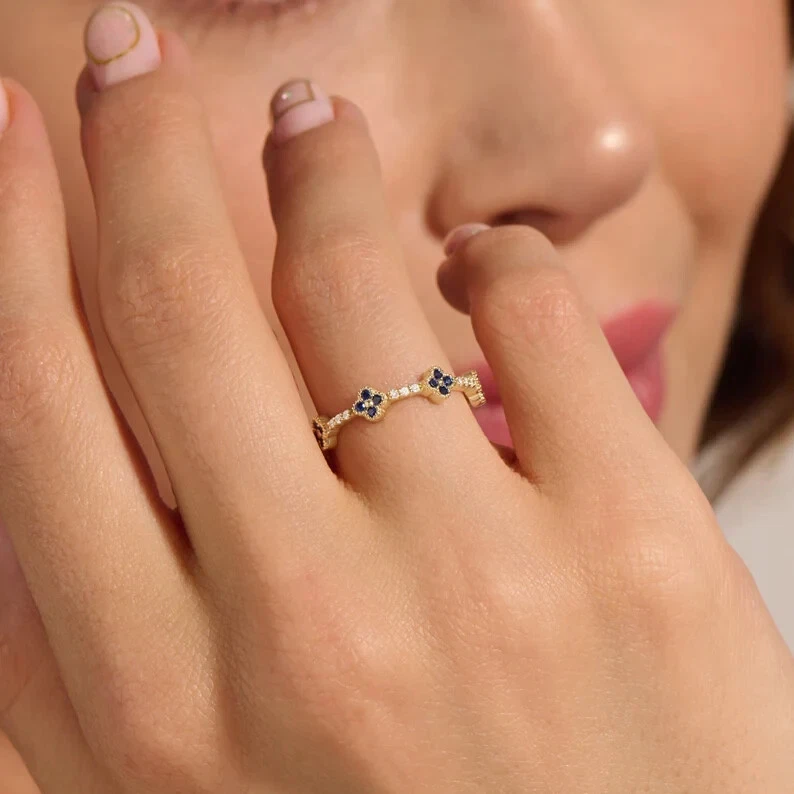 Anillo de boda de zafiro azul simulado de corte redondo de 1 quilate enchapado en oro amarillo de 14 k Foto 2 de 4