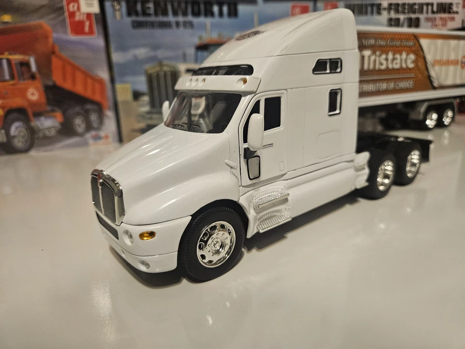 1/32 Scale Diecast Replica By Welly Kenworth T2000 - Image 4 of 4