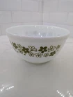 Vtg Pyrex Spring Blossom Crazy Daisy White with Green Flowers #402 1 1/2 QT