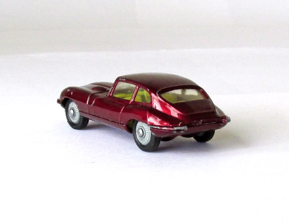 Base metálica vintage Husky #21 Jaguar E tipo 2+2 1969 Foto 2 de 4