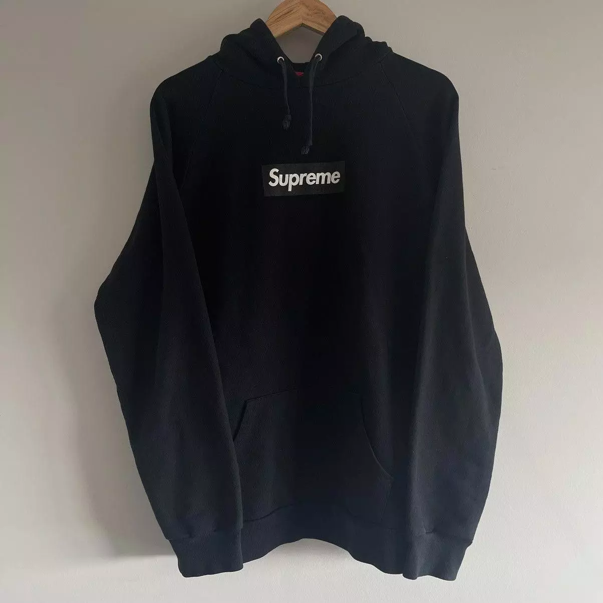 Sweat à capuche noir logo boîte sérigraphiée suprême 2006 kanye west