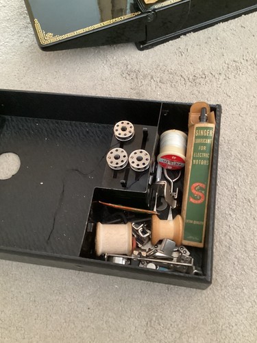 Vintage Singer 221k1 Electric Sewing Machine in case + accessories. Motor Works. - Picture 3 of 12