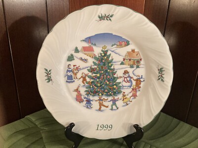 1999 Nikko Happy Holidays “Holiday Spirit” Collectors 10 3/4 1999 Nikko Happy Holidays “Holiday Spirit” Collectors 10 3/4