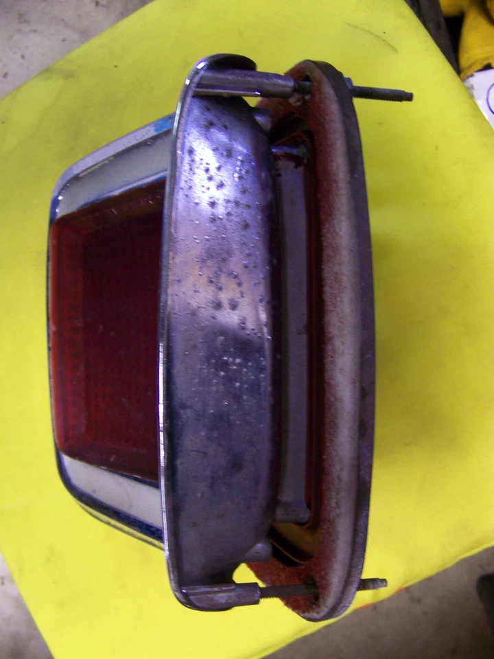 Plymouth Road Runner 1969 Satellite Belvedere LH luz trasera carcasa y lente OEM Foto 4 de 4