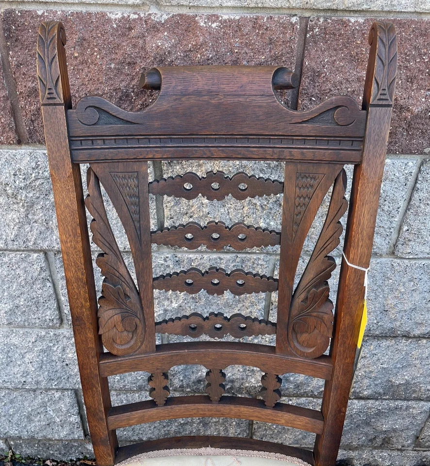 Silla lateral inusual Eastlake victoriana de roble 43 1/2” X 18” X 18 1/2” Foto 2 de 4