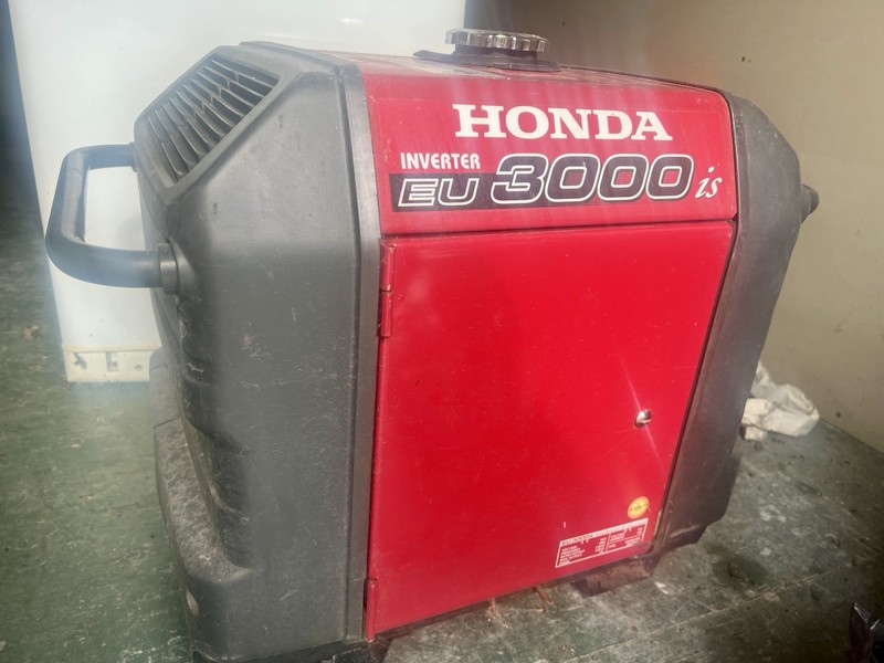 Honda EU3000is 3000W Portable Gasoline Inverter Generator Red/Black