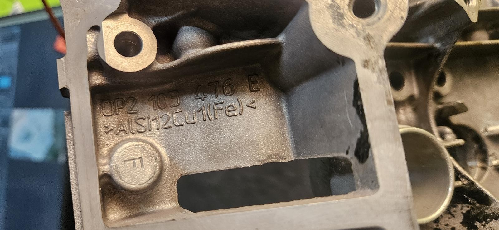 AUDI BENTLEY LAMBO PORSCHE V8 4.0 Right Cylinder Head Valve Cover 0P2103476E OEM