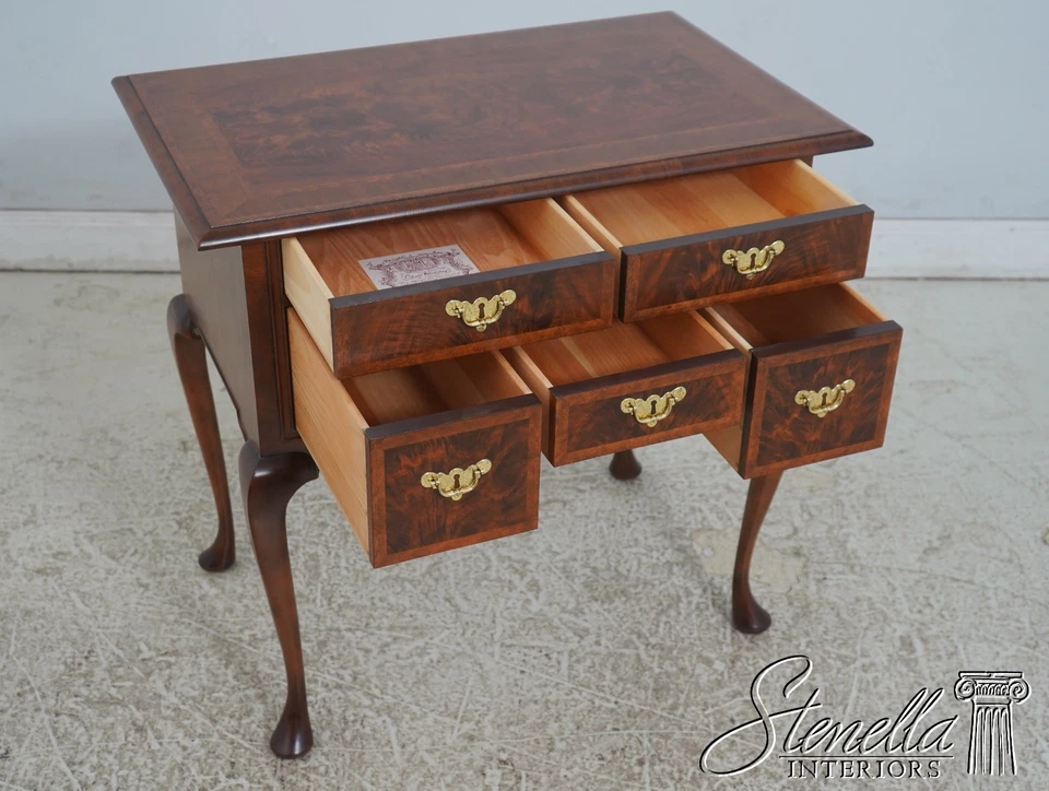 L70923: Tocador BAKER Modelo 8868 Colonial Williamsburg Nogal Lowboy Foto 3 de 4