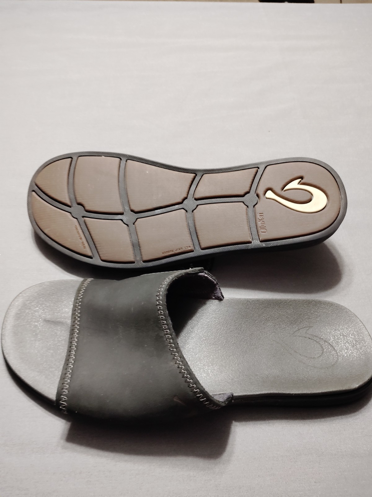 OluKai Alania Slides Sandals Black Leather Men 9M Resort Old Money Beach Travel image 7