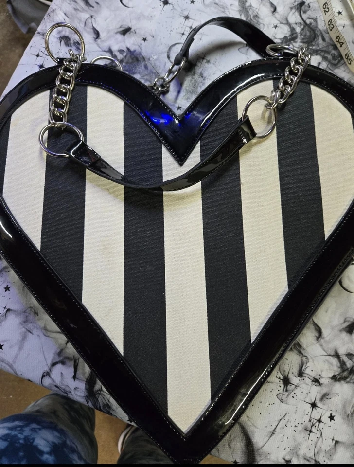 Bolso de mano Sourpuss XL a rayas en forma de corazón Foto 3 de 4