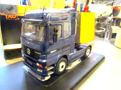 MERCEDES BENZ Actros MP1 blau 1995 LKW Truck Camion Zugmaschine TR121 IXO 1:43
