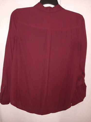 Blusa Investments Burgandy manga larga lengüeta enrollable talla M - Imagen 5 de 6