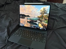 Apple iPad Pro 12.9” (128GB, Wi-Fi) + Magic Keyboard + Apple Pencil – Excellent