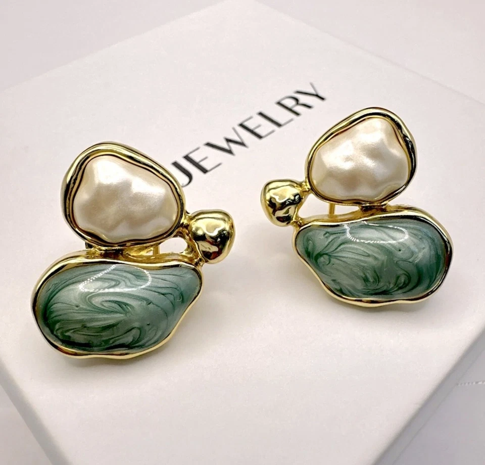 Pendientes geométricos esmaltados en verde bayardo y perla enchapados en oro de 14k joyas para mujer” Foto 4 de 4