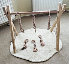 Set bestehend aus Mamoi Echtholz Spieltrapez Baby+Unterlage+Ersatzhängespielzeug