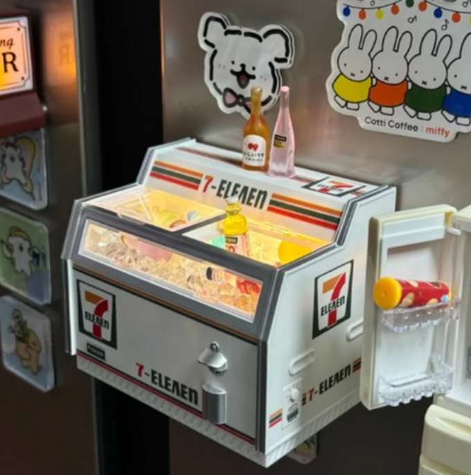 置物 NEW 7-Eleven Light-Up Miniature Fridge Magnet Set – Ice Cream