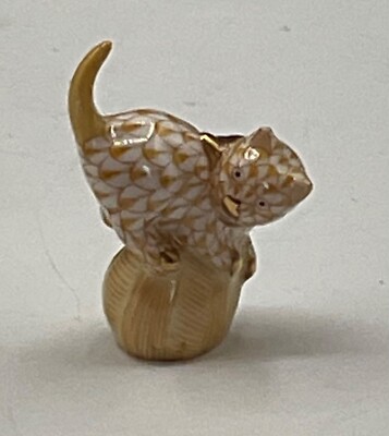 HEREND YELLOW FISHNET CAT ON  YARN BALL FIGURINE #5221