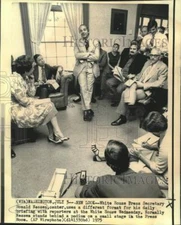 1975 Press Photo White House Press Secretary Nessen in different briefing format