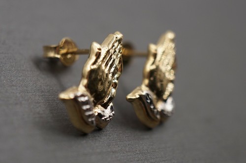 Pendientes huecos de oro amarillo de 10 K de 0,65" corte diamante en dos tonos a mano de oración. - Imagen 2 de 11