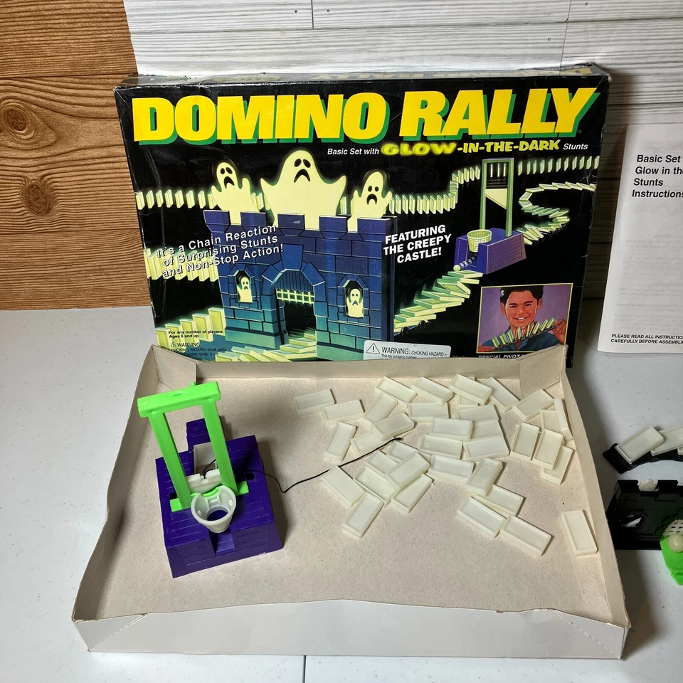 Pressman Domino Rally Glow in the Dark Set w Creepy Castle 1994 Untested - Image 2 of 4
