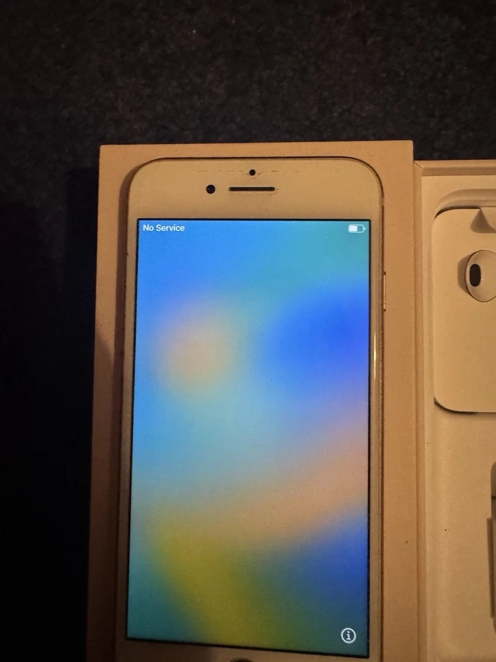 Apple iPhone 8, Gold, 64GB, Unlocked - Very Good Condition (With Box) - Image 3 of 4