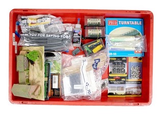 VARIOUS BRANDS 'N' GAUGE LOT OF ASSORTED TRACK/SCENIC LAYOUT ACCESSORIES