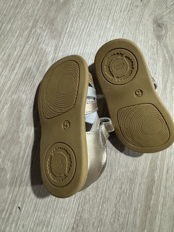 全新 Liv Luca 独角兽 金属色凉鞋 学步儿童 5 女孩 银色 金色带 平底 — 第 3/3 张图片