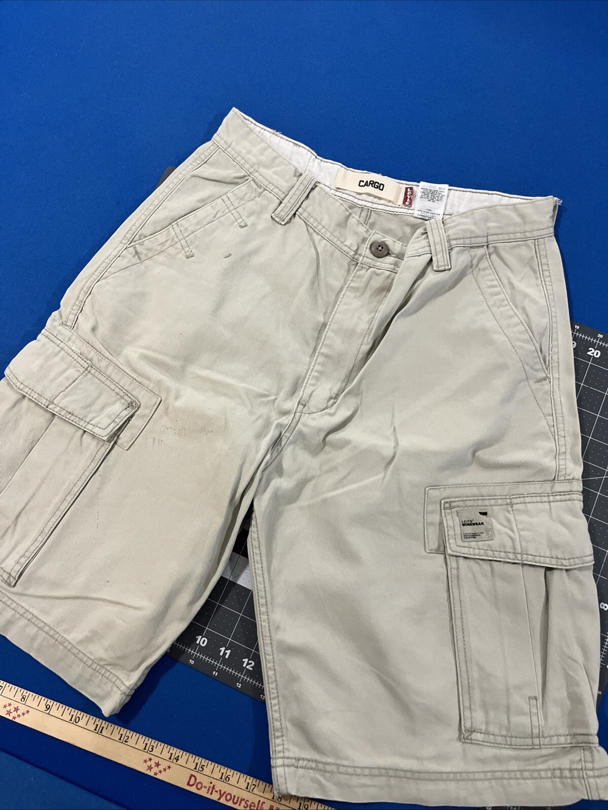 VTG Levi’s Workwear Mens Cargo Shorts Size 32 Tan Pockets Baggy Wide-Leg Y2K