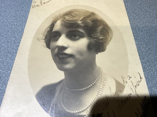 1925 ORIGINAL CABINET 7X5 SIGNED & DEDICATED PHOTO LADY WITH PEARLS NECKLACE - Picture 4 of 6