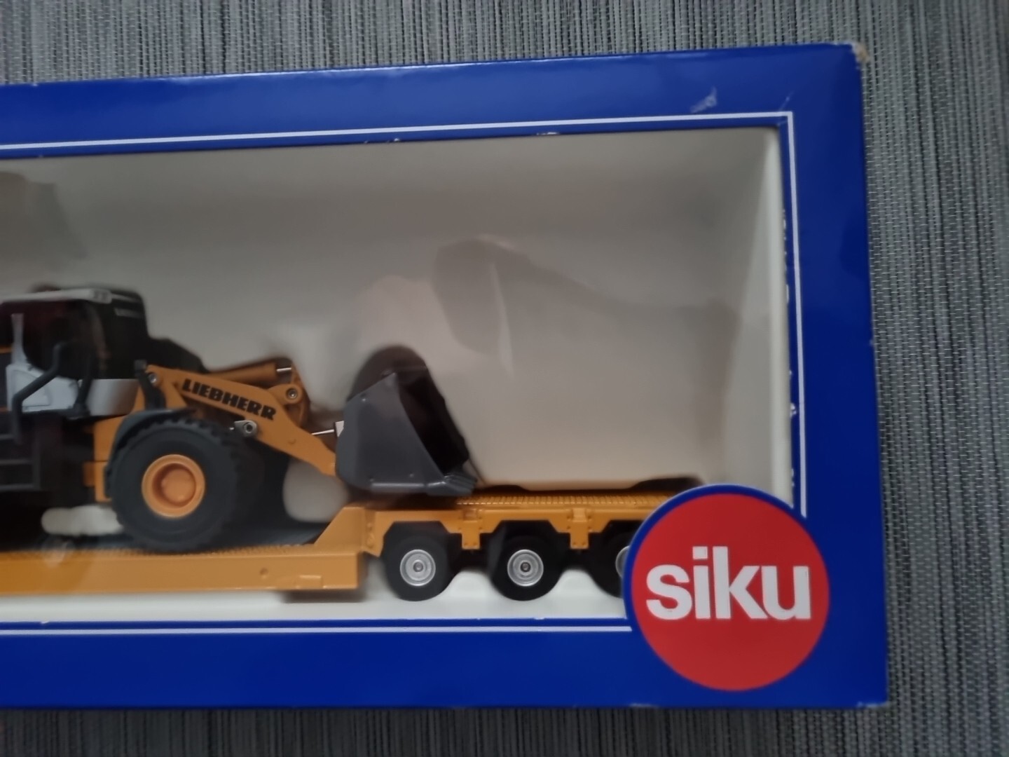 SIKU ジク 3933 スカニア R620 トレーラー Scania mit Radlader METALL