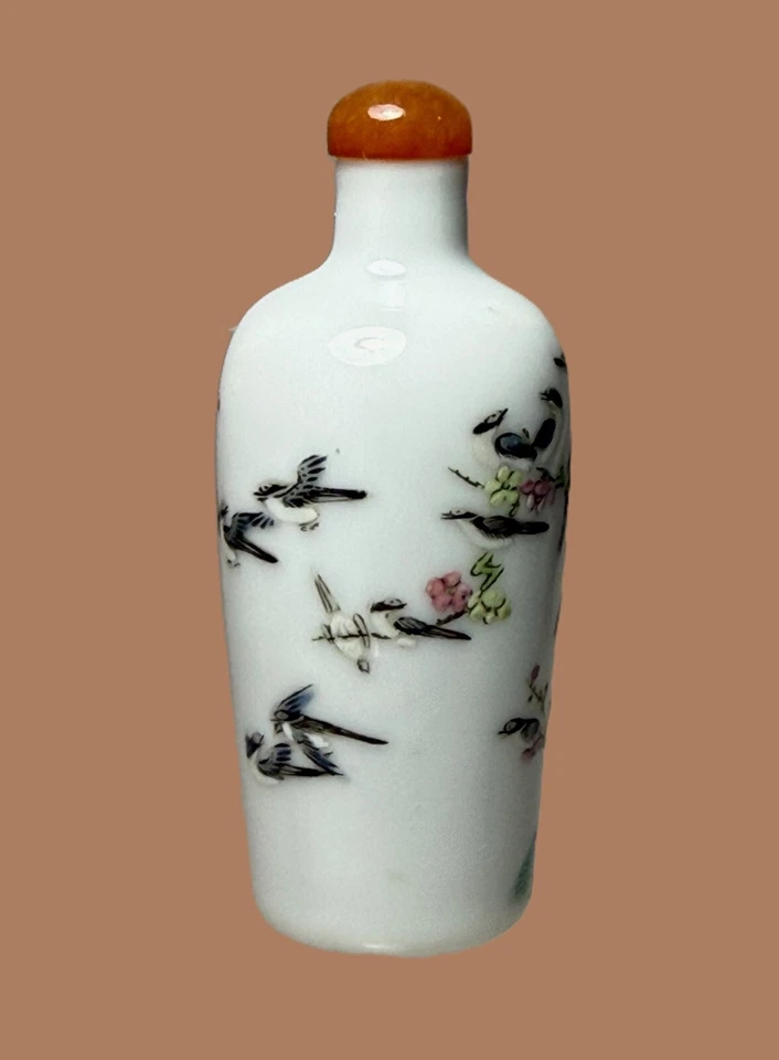 Garrafa de rapé de porcelana FAMILLE ROSE, 'magpie' e 'flor de ameixa", marca Yongzheng - Imagem 3 de 4