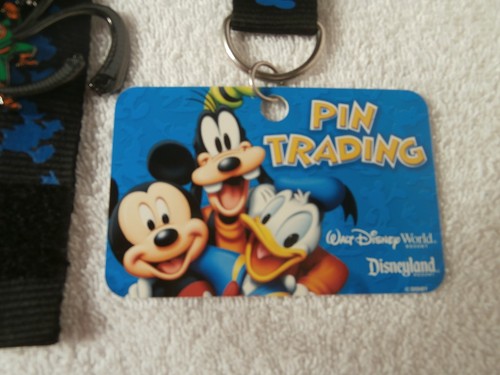 Pin Trader Clásic Landyard Negro y Azul Mickey & Friends Parques Disney/10 Pines - Imagen 5 de 9