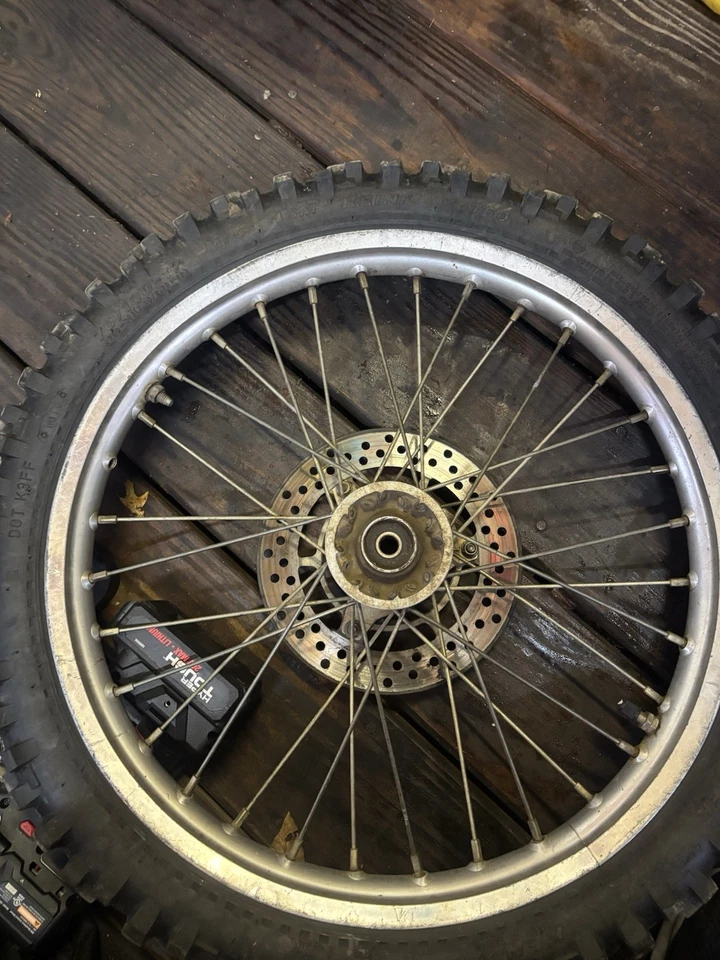 Neumático Suzuki RM 85 2002 funciona con la mayoría de los RM 80/85 Foto 3 de 3