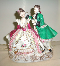 FIGURINA PORCELLANA ORNATA VINTAGE DRESDA PIZZO-COPPIA CORTEGGIATRICE su SETTEE