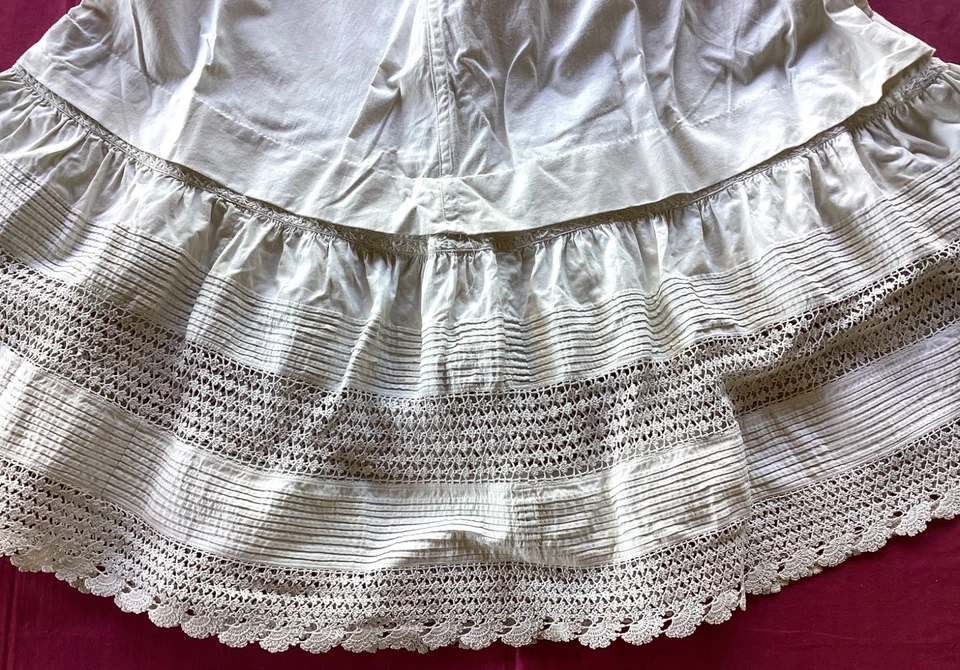 Ancien Jupon en lin et fine broderie au crochet, hauteur 61 cm - Photo 2/4