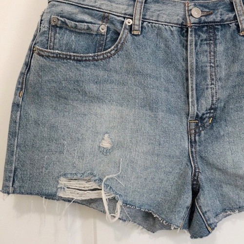 Pantalones cortos de jean Free People-nuevos con etiquetas Waves Destroyed Cutff talla 31 - Imagen 2 de 7