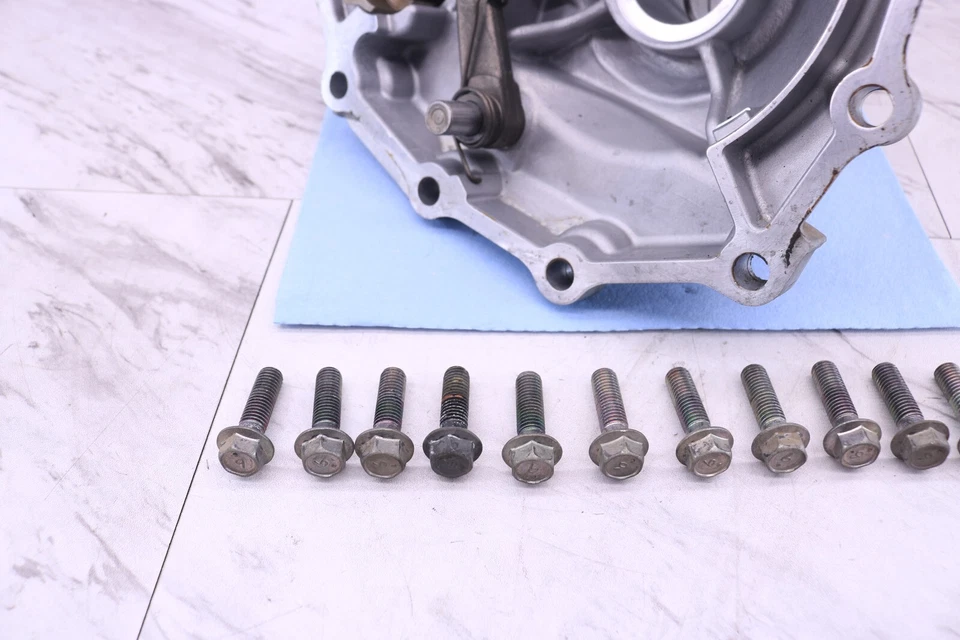 08-15 G37 370Z Q40 Q50 VQ37VHR A/T EJE TRASERO EXTENSIÓN EJE DE SALIDA CARCASA OEM Foto 3 de 4