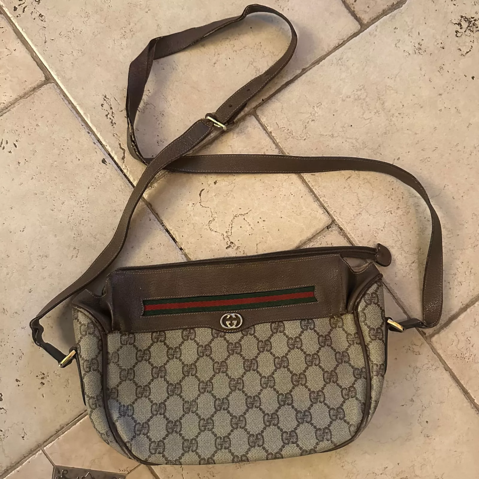 Sac bandoulière Gucci GG Supreme vintage neutre années 90