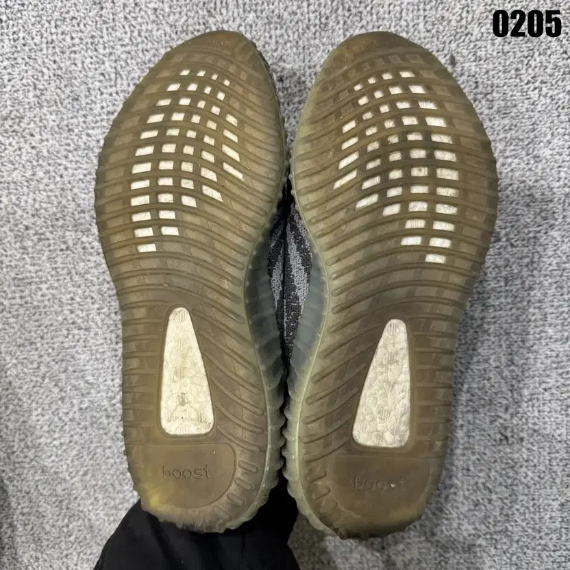 Adidas Yeezy Boost 350 V2 Steel Gray, Pre-Owned thumbnail 3