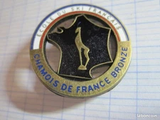 ANCIENNE BROCHE DE SKI ESF CHAMOIS DE FRANCE BRONZE DECAT