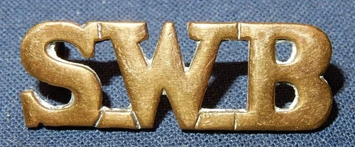 WW1 ERA SWB SOUTH WALES BORDERERS BRASS MILITARY SHOULDER TITLE BADGE - 2 LUGS