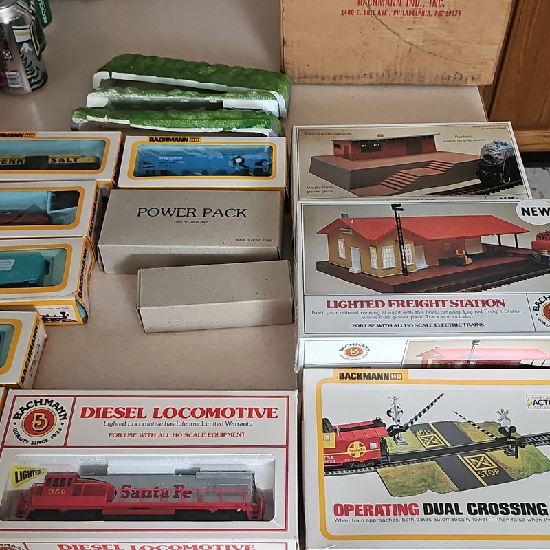 Bachmann HO 1:87 Santa Fe Diesel Locomotive Lot w/ Track, Power Pack, Building