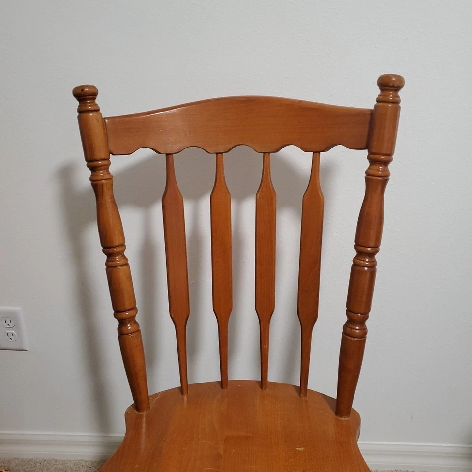 Silla de comedor de granja de colección hecha en Yugoslavia estilo cabaña respaldo de husillo  Foto 2 de 4