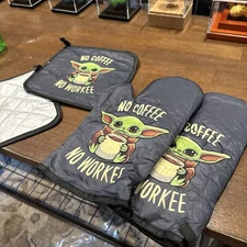 Star Wars Mandalorian  Oven Mitts + Pot Holders 4 pc Kitchen Set Grogu Baby Yoda
