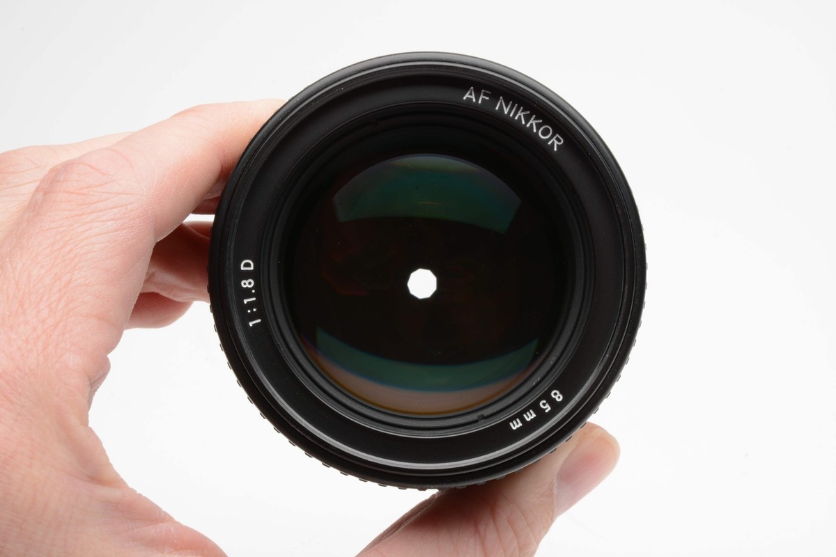 Nikon AF Nikkor 85mm F1.8D portrait lens, caps, clean and sharp! +