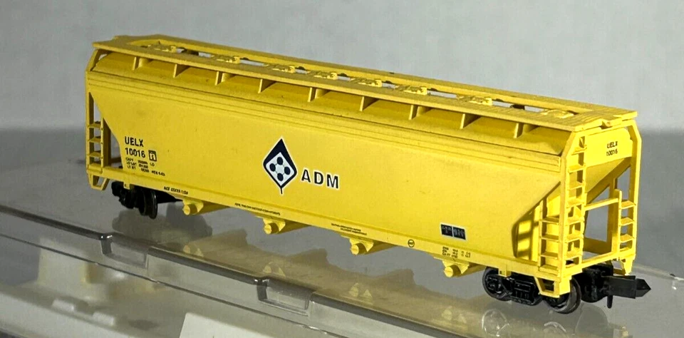 ATLAS N SCALE AFC 4-BAY CENTER-FLOW COVERED HOPPER ADM 10016 - Image 2 of 3